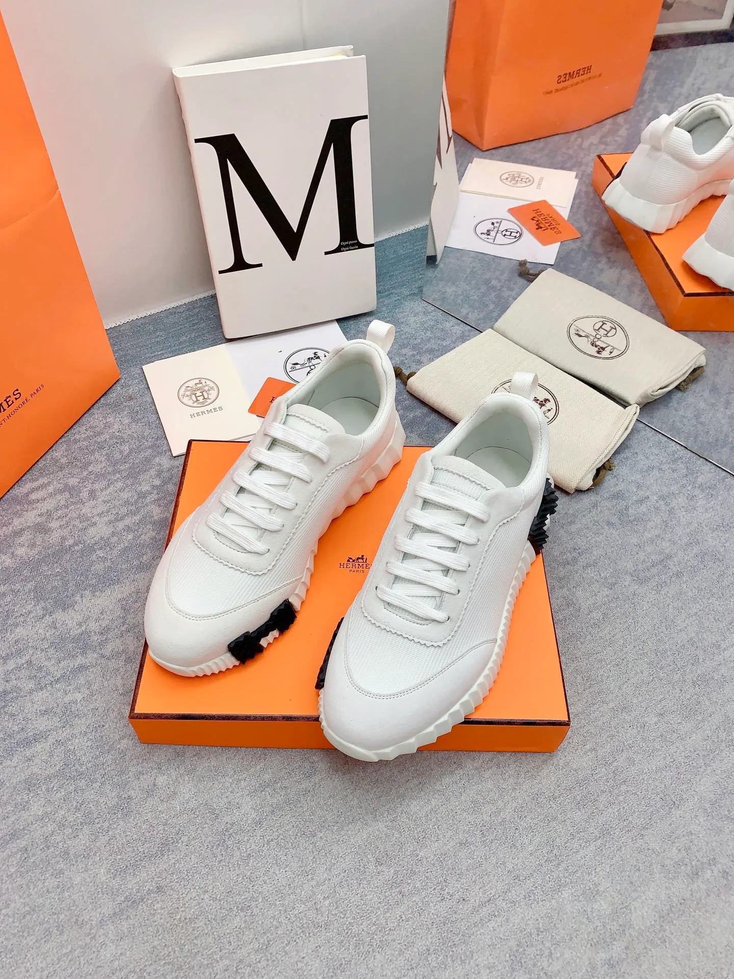👟👟Ex-factory price 640👟👟 [Hermes] New Bouncing Couple 👫Sneakers. The most comfortable shoes from Hermès, no one else⃣️. They are very light on the feet and very beautiful. You will not feel tired when you go shopping and running around. 👍 The overall suede leather feels very good, very beautiful and very versatile. It is very light, comfortable and extremely light, suitable for both sports and leisure. It feels great to step on! 30+ men's and women's color combinations. You can choose, there will always be what you want~ ✅Fabric: Imported high mercerized sheep + original rain velvet ✅Inner: Imported silk sheepskin for lining insole ✅Outsole: Seamless combination of IP+TPU (multi-color letters) German technology irradiation machine ✅Code number: 35-41 for women and 38-46 for men (41 for women, 45.46 for men, customized and non-returnable)